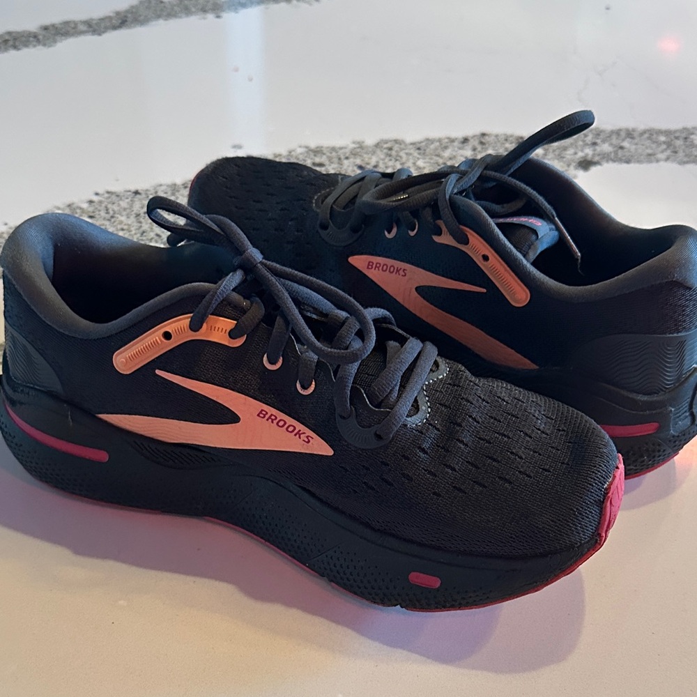 Brooks ghost max cushion Black and Pink Athletic Sneakers women’s 8.5